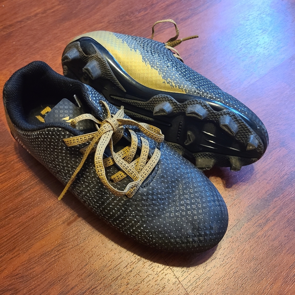 Boys soccer cleats. Size 1. Very good condition